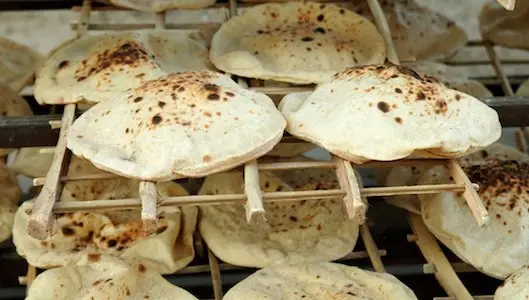 pane arabo appena sfornato