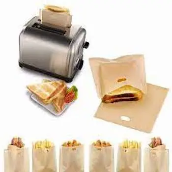 Immagine di un tostapane verticale e di sacchetti per la cottura usati con diversi cibi (patatine a bastoncino fritte, panini. ...)