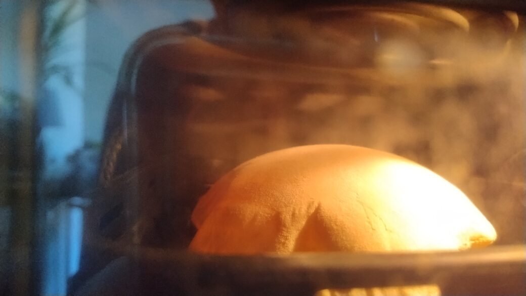 immagine del pane che si gonfia dentro il forno ad aria
